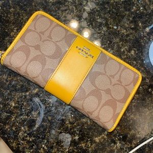 Authentic Coach Wallet ** CLOSET CLEAN OUT***